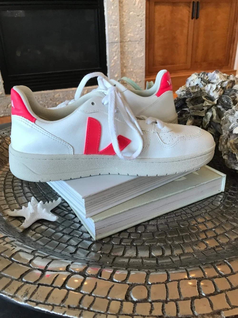 VEJA V-10 CWL VEGAN WHITE ROSE FLUO  LOW TOP SNEAKERS